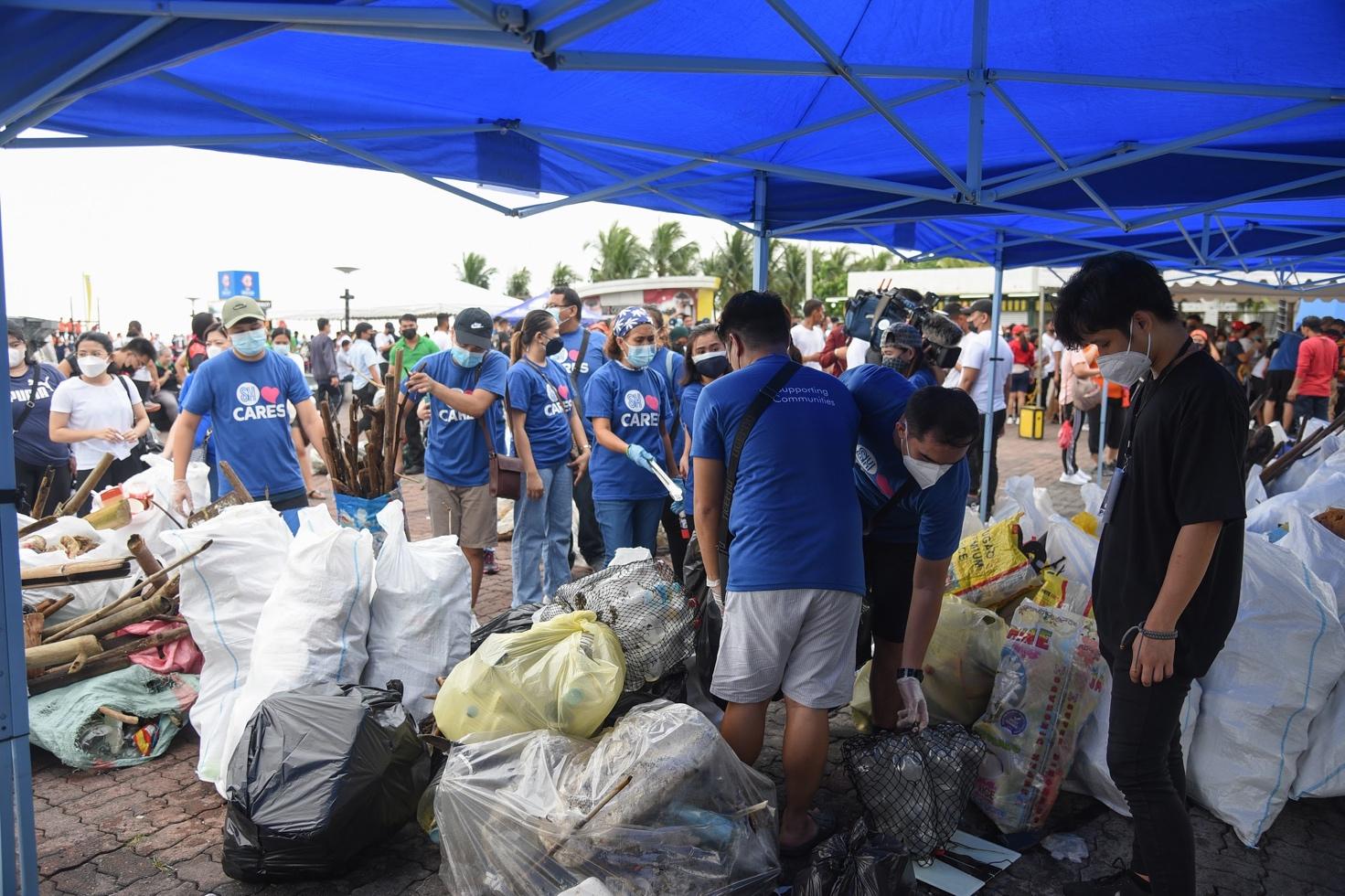 SM Prime Holdings hold 2022 International Coastal Cleanup together with SM Cares, SM By the Bay