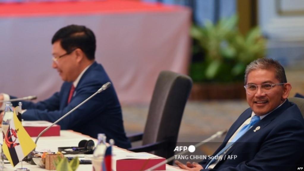 Bộ trưởng Ngoại giao và Thương mại thứ hai Brunei Erywan Yusof (phải) tham dự Hội nghị Bộ trưởng Ngoại giao ASEAN trước thềm hội nghị cấp cao ASEAN lần thứ 34 tại Bangkok vào ngày 22/6/ 2019. (Ảnh TANG CHHIN Sothy / AFP)