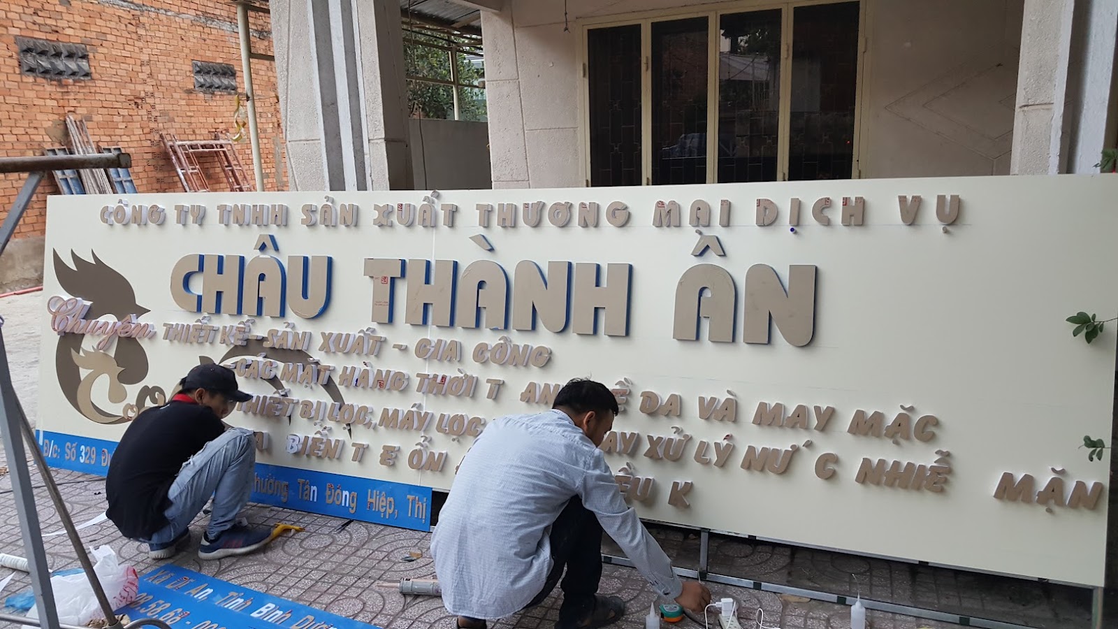 thi công bảng hiệu tại quảng cáo Vũ Gia