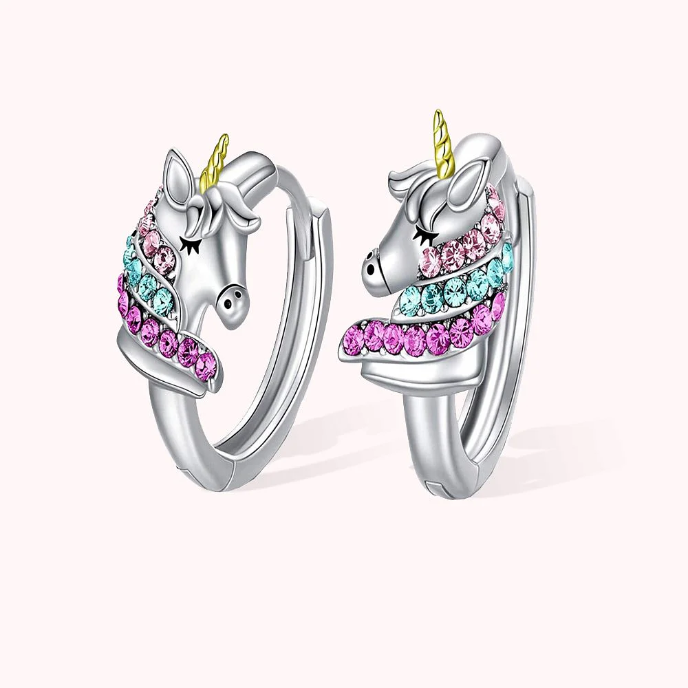 Boucles d’oreilles en argent en forme de licorne.