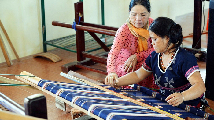 Tour du lịch Châu Đốc - Làng Châu Giang ở Châu Đốc nổi tiếng với nghề dệt lụa nghệ thuật truyền thống qua nhiều thế hệ
