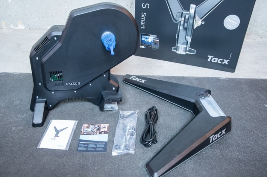 Contenu de la boîte du home trainer Tacx Flux S Smart