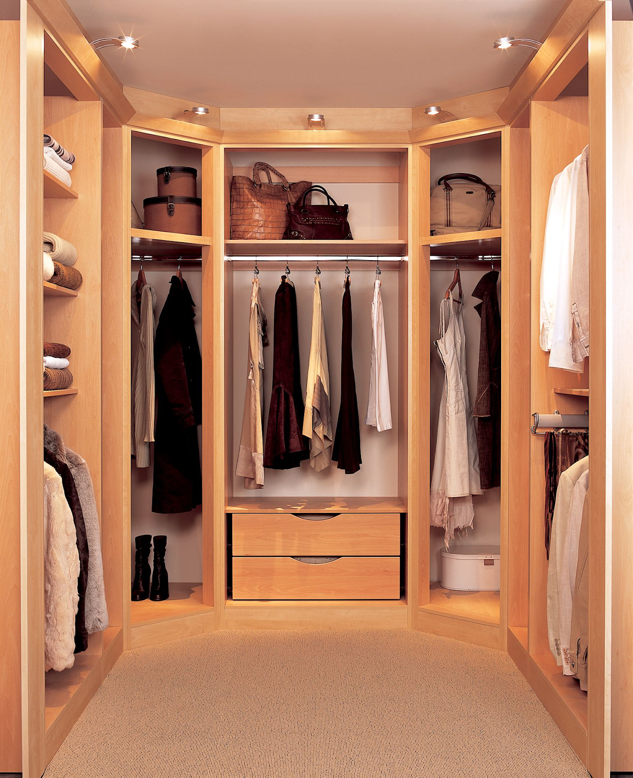 membersihkan walk in closet