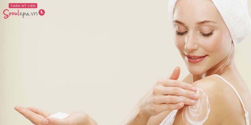 Thường xuyên bôi lotion để dưỡng da ẩm mượt, hạn chế tình trạng da sần sùi