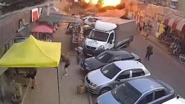 Đoạn CCTV do Tổng thống Ukraine Volodymyr Zelensky chia sẻ ghi lại khoảnh khắc xảy ra vụ nổ tại khu chợ khiến 17 người thiệt mạng