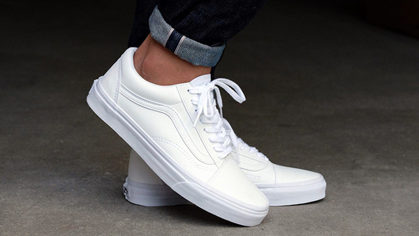 Sneakers trắng cân đẹp mọi phong cách