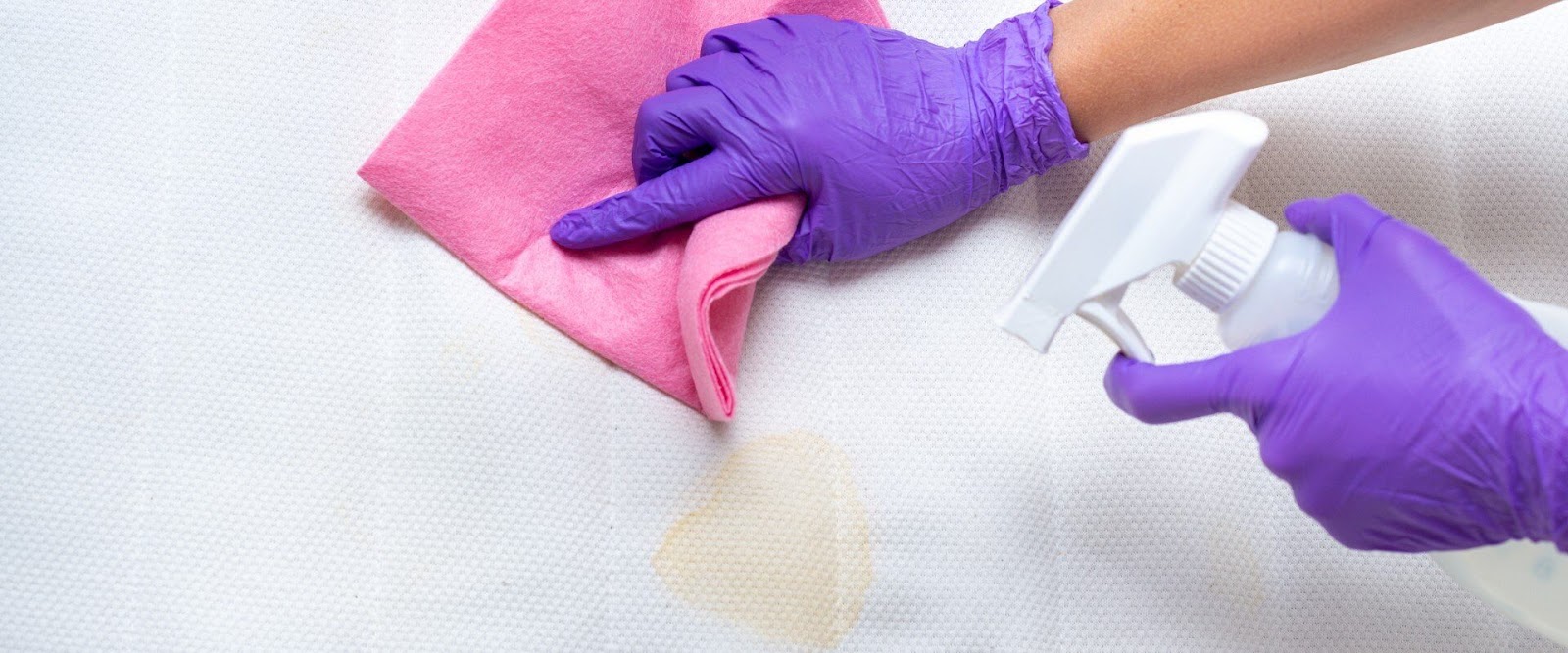  Sử dụng một chiếc khăn bông, thấm nước lạnh rồi chấm nhẹ lên trên các vết máu để làm sạch