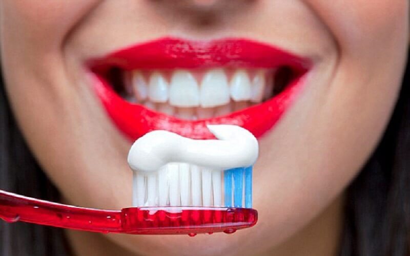 Cách vệ sinh răng miệng sau khi phun môi - Có nên đánh răng sau khi phun môi