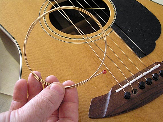 Hướng dẫn thay dây đàn guitar tại nhà