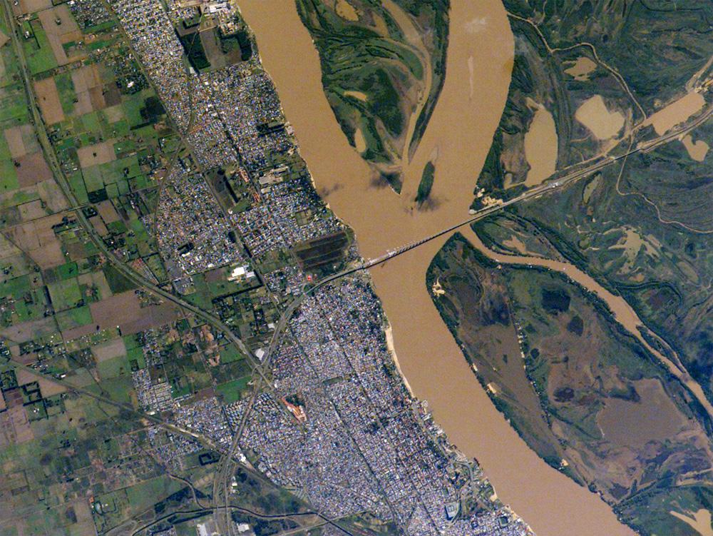 Imagen satelital de la ciudad de Rosario a la orilla del río Paraná. Fuente: NASA Earth Observatory