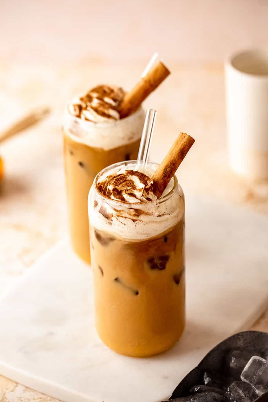 how to make iced latte in glass with ice and straw