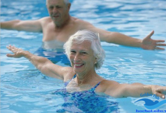 bộ môn bơi lội cho người cao tuổi