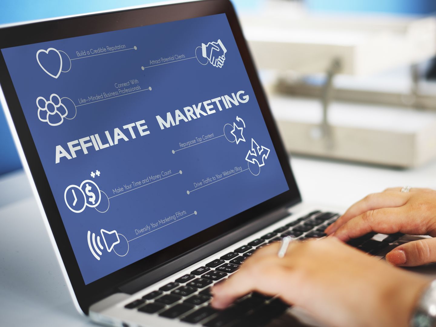 Menggunakan media sosial adalah salah satu strategi dalam menjalankan affiliate marketing.