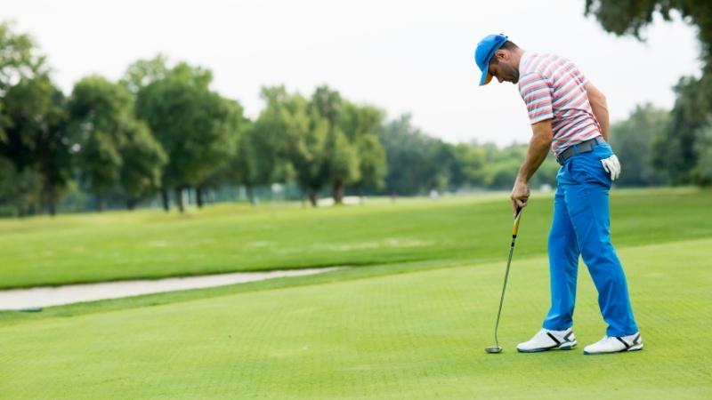 Cúi gập người nhiều giờ khi chơi Golf gây đau lưng