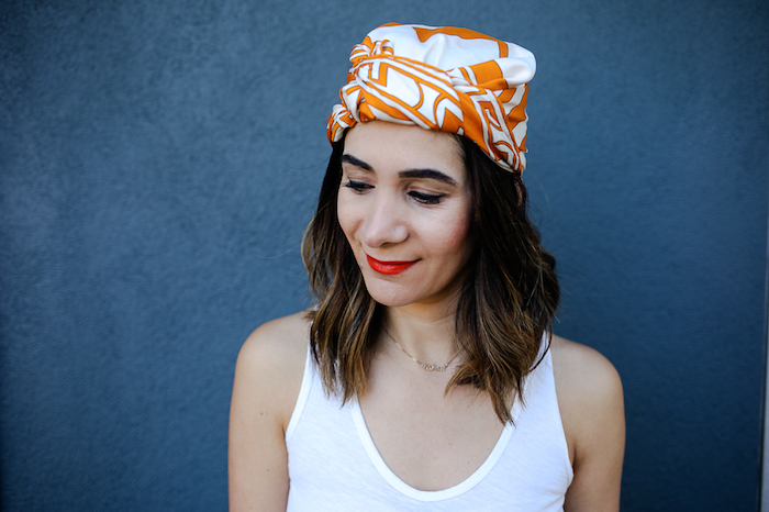 Turban binden, Bandana binden für offene Haare, weißes Top, roter Lippenstift, goldene Kette  