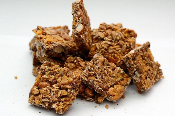 ăn Granola với sữa chua