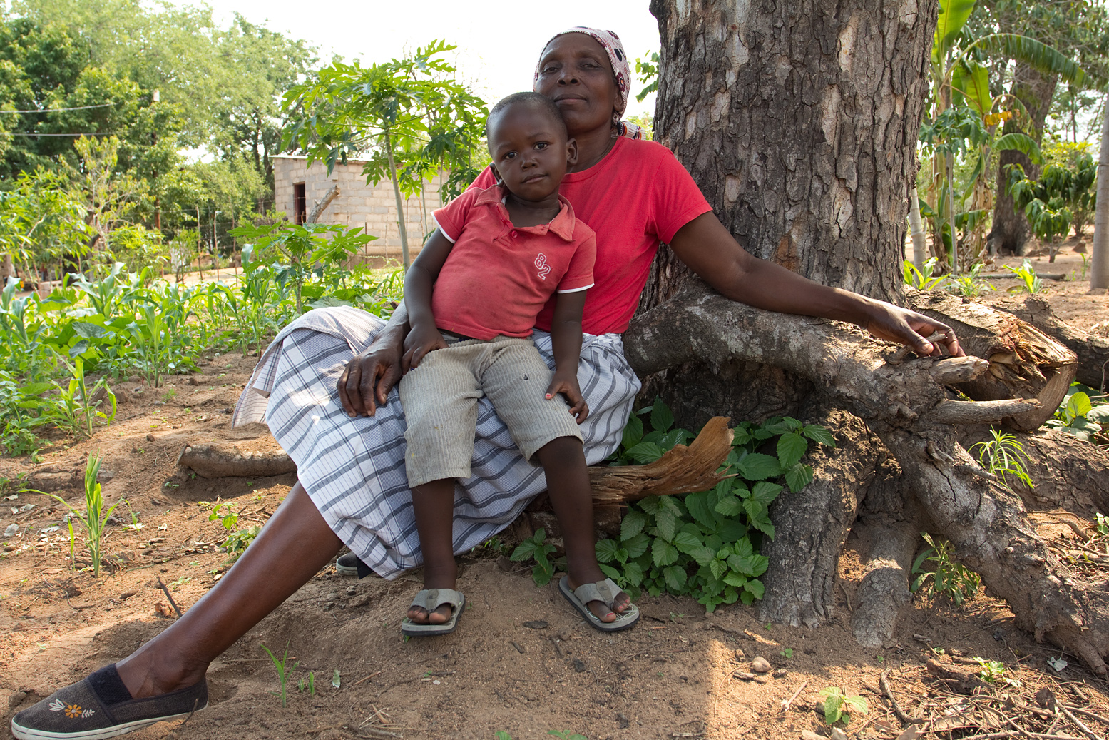 SDG15-Martha Nhlongo and son in South Africa-Photo by Flore de Preneuf-PROFOR World Bank.jpg
