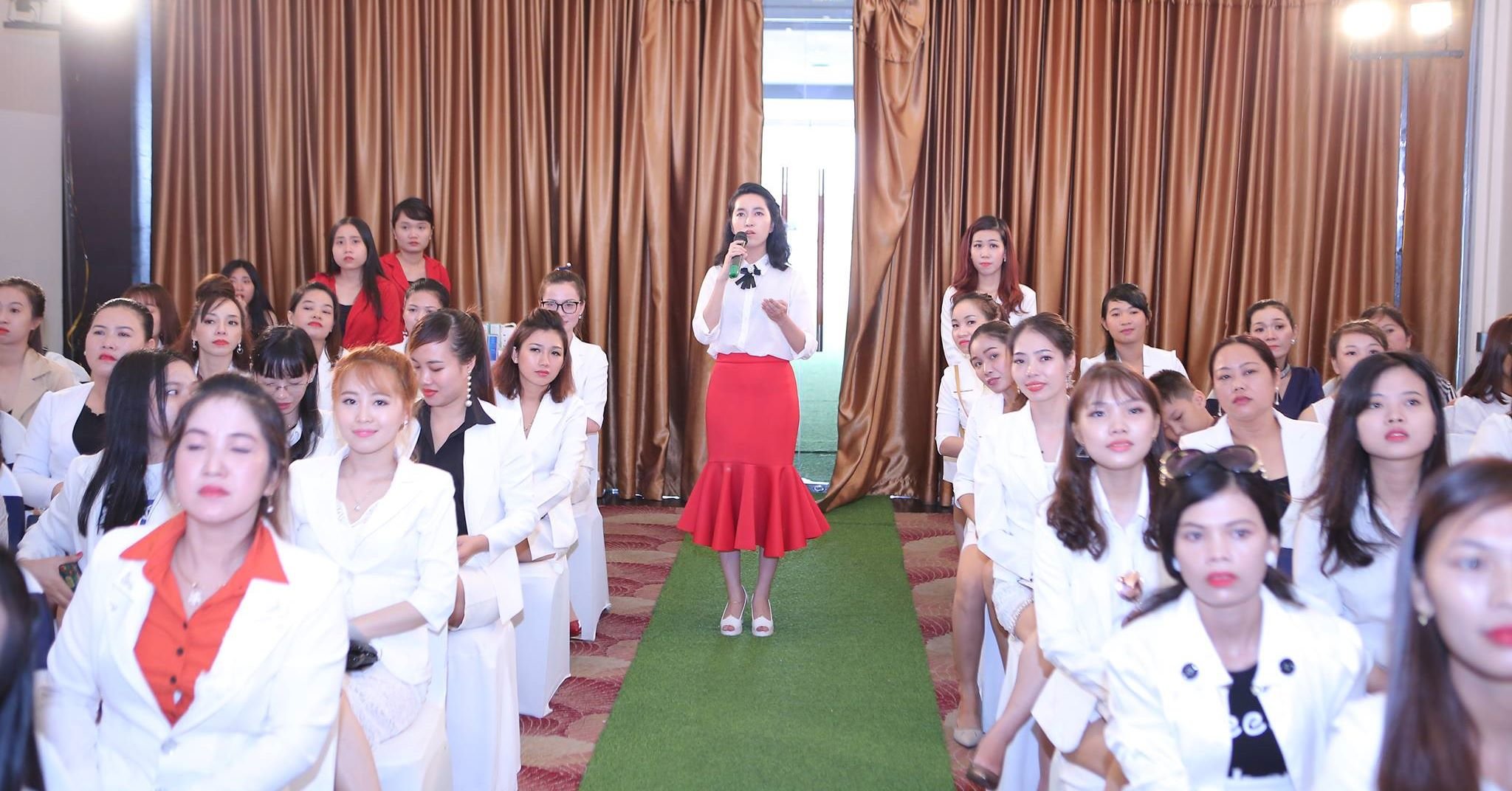 Như Yến Coaching trong 1 buổi đào tạo hệ thống kinh doanh