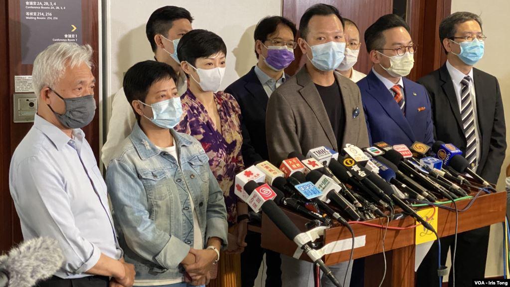 十多名民主派立法会议员4月9日会见传媒，就上诉庭裁定港府引用《紧急法》上诉得直表示失望，会上诉至终审法院。 (美国之音/汤惠芸)