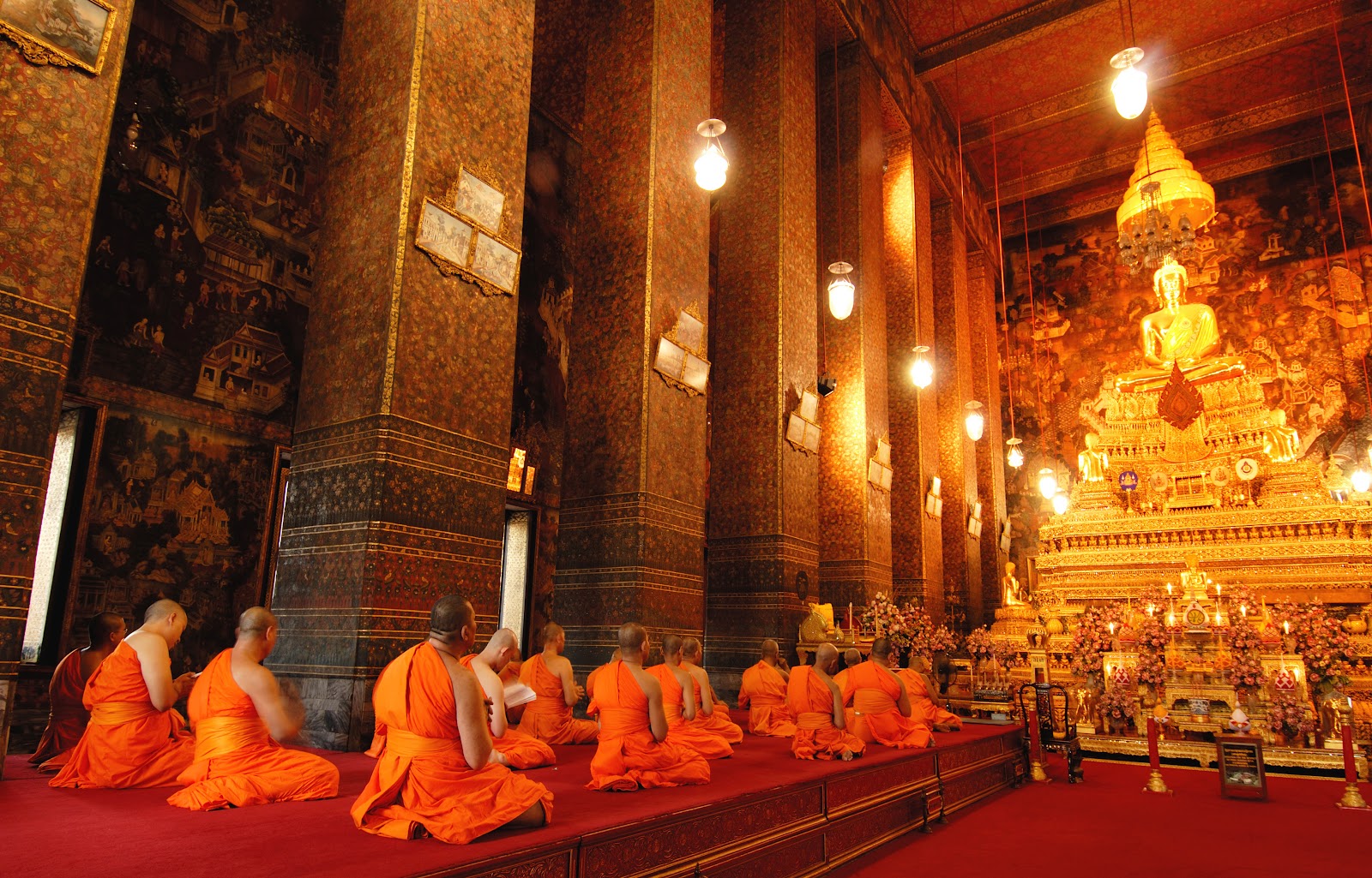 Monks in Wat Pho Temple | Thailand Insider