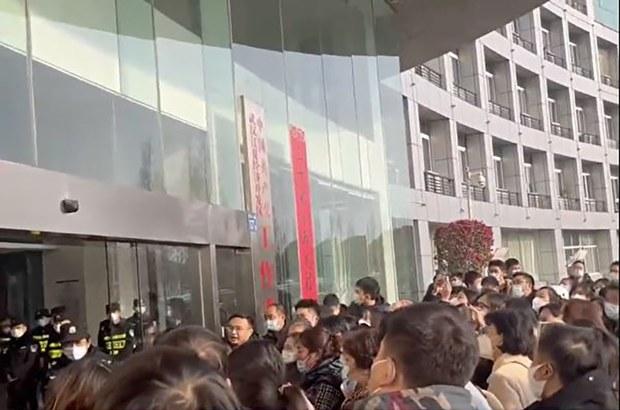 湖北武汉藏龙岛民众反对当局建垃圾场  遭警方暴力清场