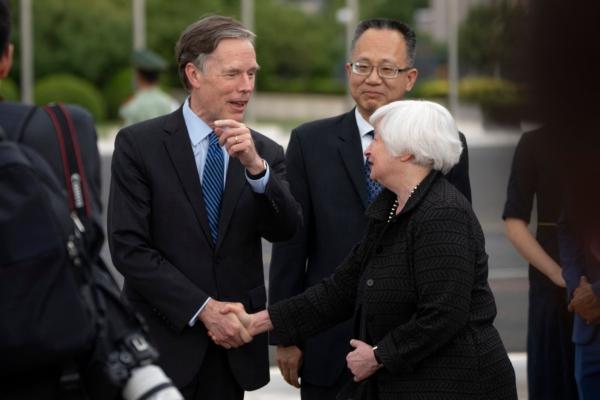 Bộ trưởng Ngân khố Hoa Kỳ Janet Yellen (Phải) bắt tay với Đại sứ Hoa Kỳ tại Trung Quốc Nicholas Burns (Trái) trong sự chứng kiến của quan chức Trung Quốc Dương Anh Minh sau khi bà Yellen đến Phi trường Quốc tế Thủ đô Bắc Kinh hôm 06/07/2023. (Ảnh: Mark Schiefelbein/POOL/AFP qua Getty Images)