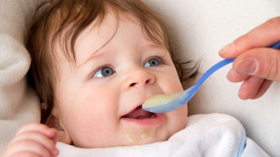 Ăn thức ăn đặc sớm giúp trẻ ngủ tốt hơn. Hình ảnh 1