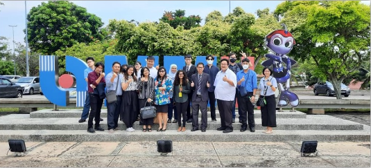 MMU staff with Silpakorn University representatives.