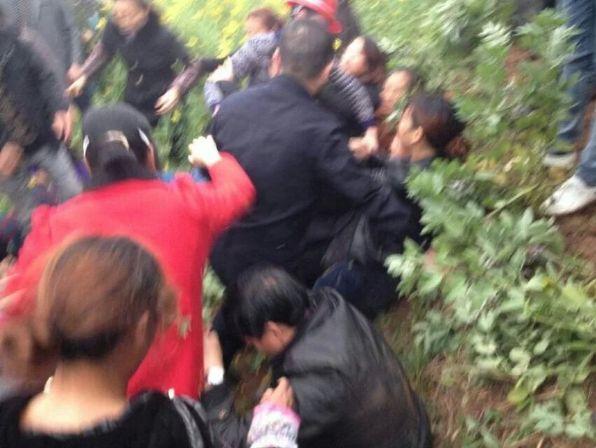 重庆特警暴力强征打伤抓捕多人