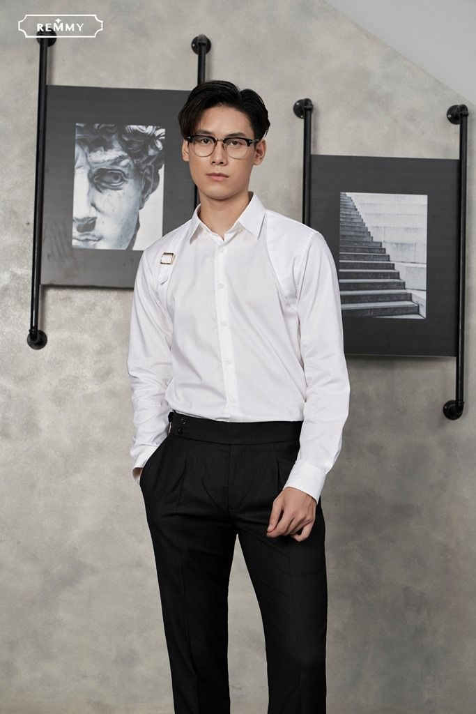 Sơ mi trắng có đai chéo trước ngực