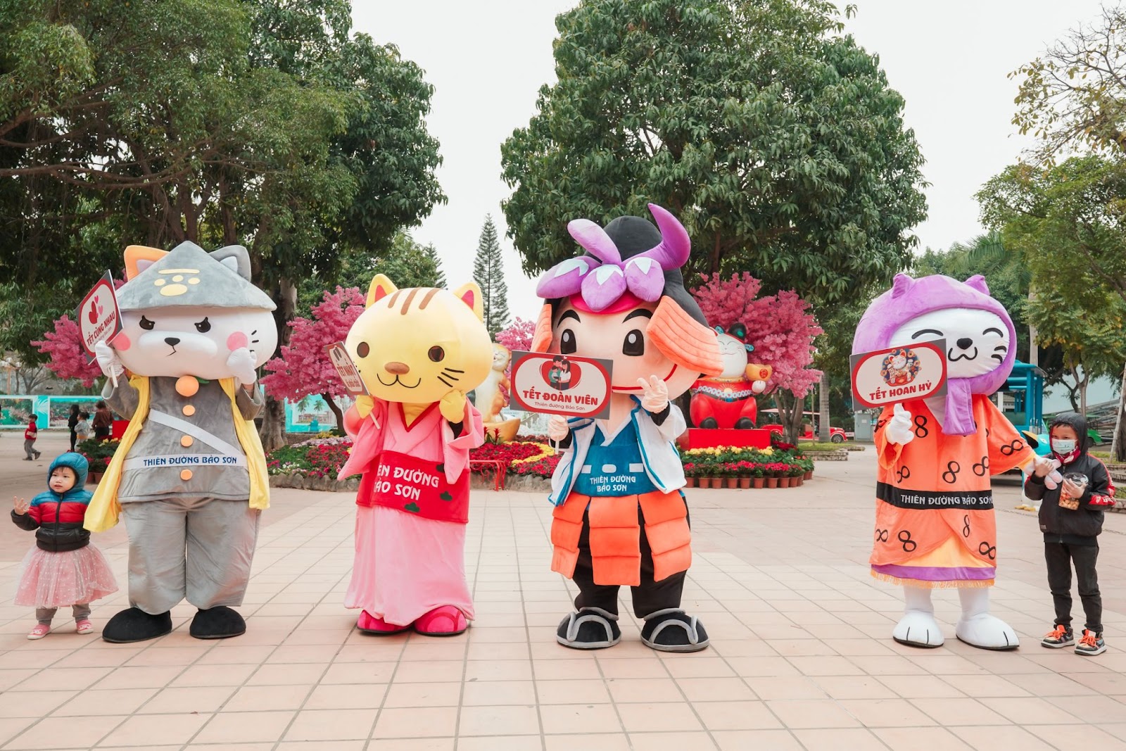 Khách hàng check in cùng binh đoàn mascot Katie Town