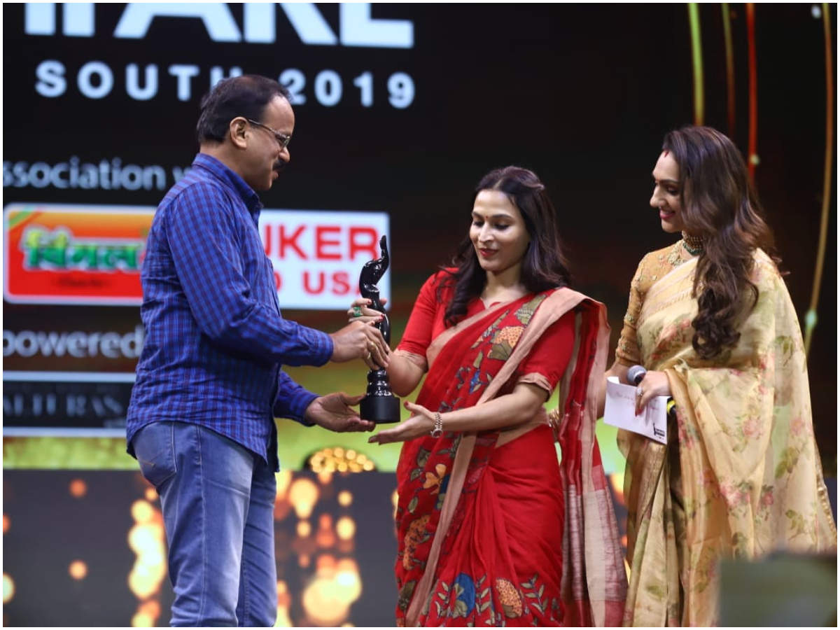66th Yamaha Fascino Filmfare Awards South 2019: Dhanush & Vijay Sethupathi  win Best Actor In A Leading Role (Male) Award | Tamil Movie News - Times of  India
