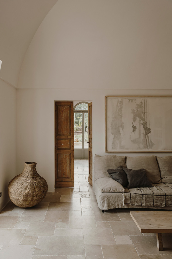The Modern Mediterranean interior style unveils a warm face of minimalism.