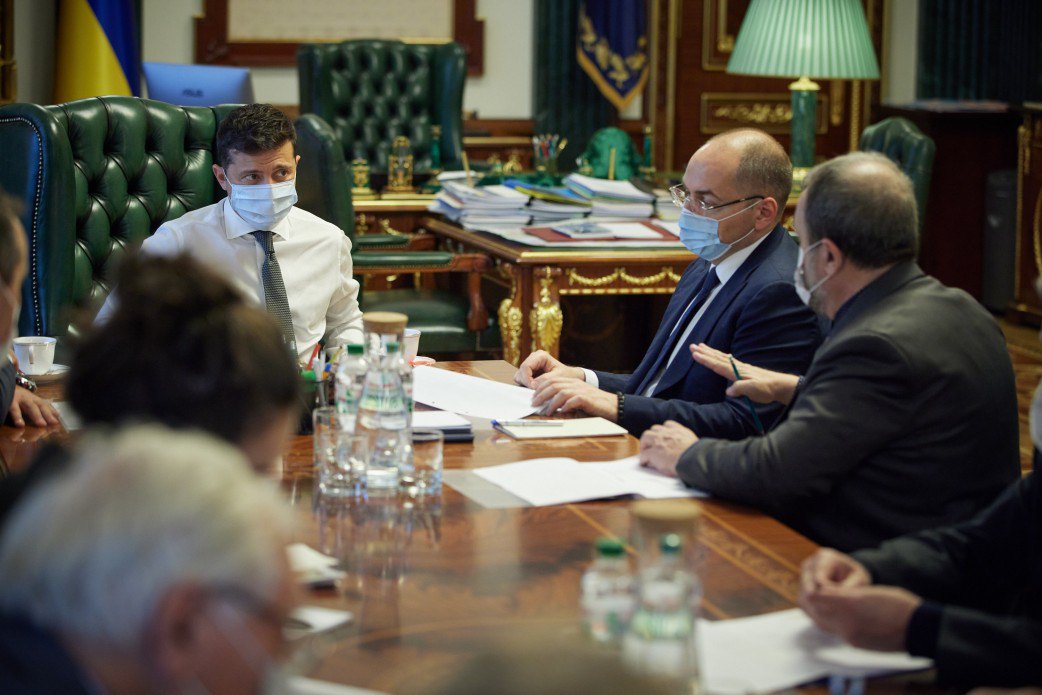 Президент Володимир Зеленський і міністр Максим Степанов під час наради з науковцями, залученими до розробки української вакцини проти COVID-19.