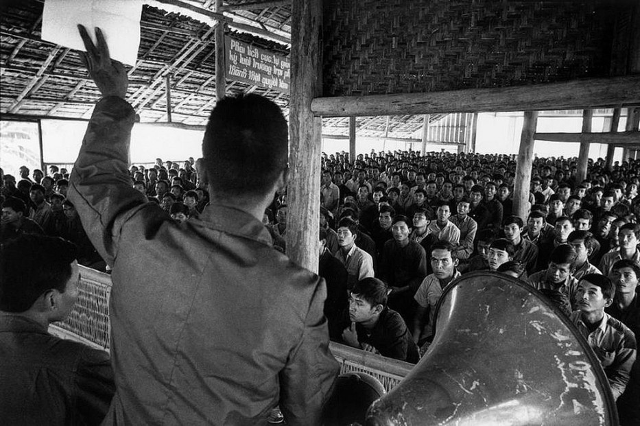 Một lớp học "cải tạo" tại Tây Ninh (Photo by Marc Riboud --january 1976) Hình do BVCV thêm vào bài viết