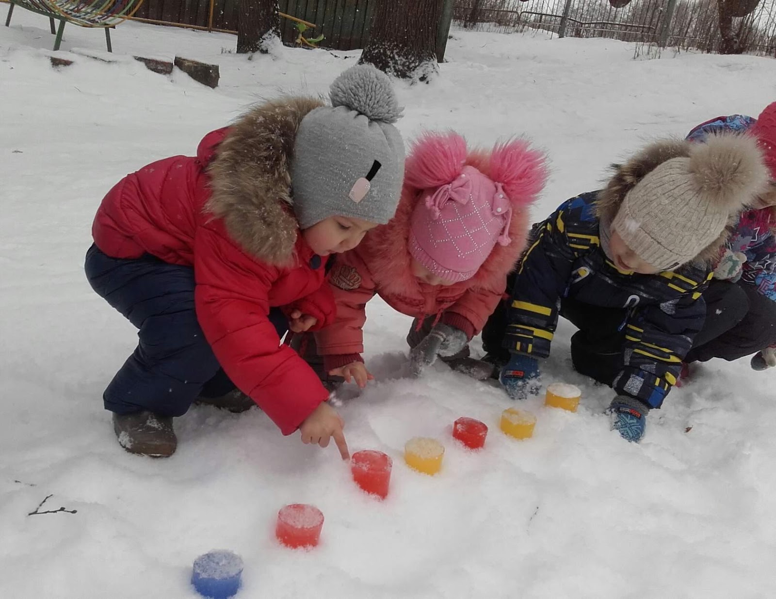 Снежки в сад. Зимняя прогулка в детском саду. Дети на прогулке в детском саду. Прогулка в детском саду зимой. Экспериментирование на прогулке.