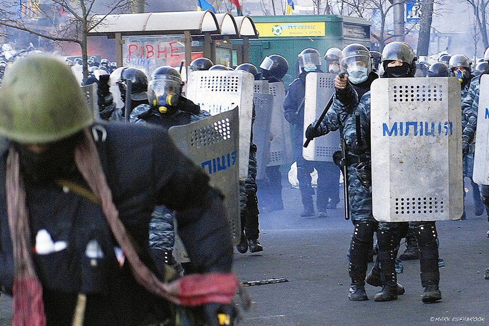 Боєць "Беркута" стріляє в спину беззбройному маніфестанту під час Революції Гідності на вулиці Грушевського, зима-2014. Фото: FB Роман Сініцин