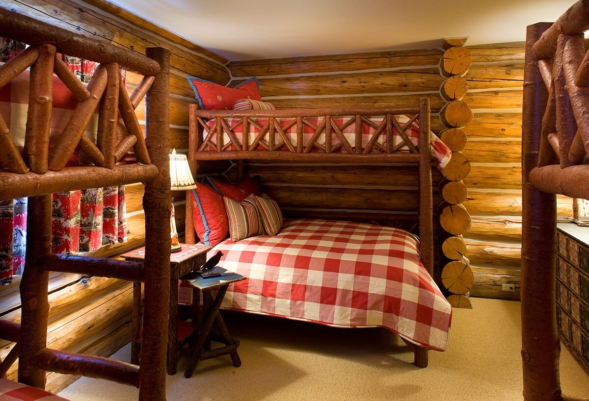 Giường gỗ tự nhiên chắc chắn và bền bỉ