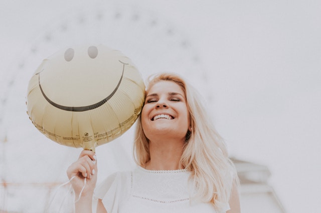 woman-holding-a-smiley-balloon customers happiness