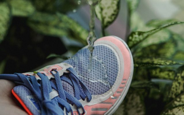 Phủ nano chống thấm để bảo vệ giày khỏi các tác động