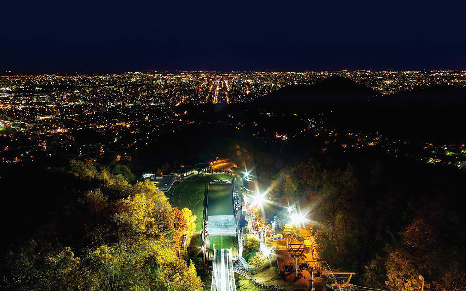 6.ジャンプ台越しに見る夜景がすごい！「大倉山展望台」