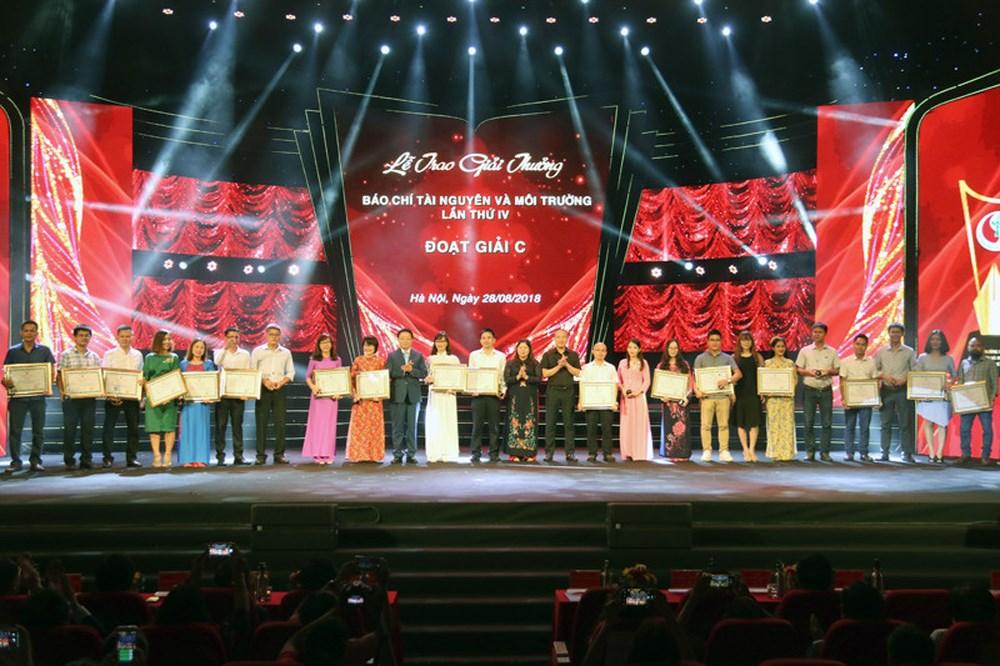 Bộ trưởng Trần Hồng Hà và Thứ trưởng Nguyễn Thị Phương Hoa trao giải C cho các tác giải có tác phẩm đoạt giải