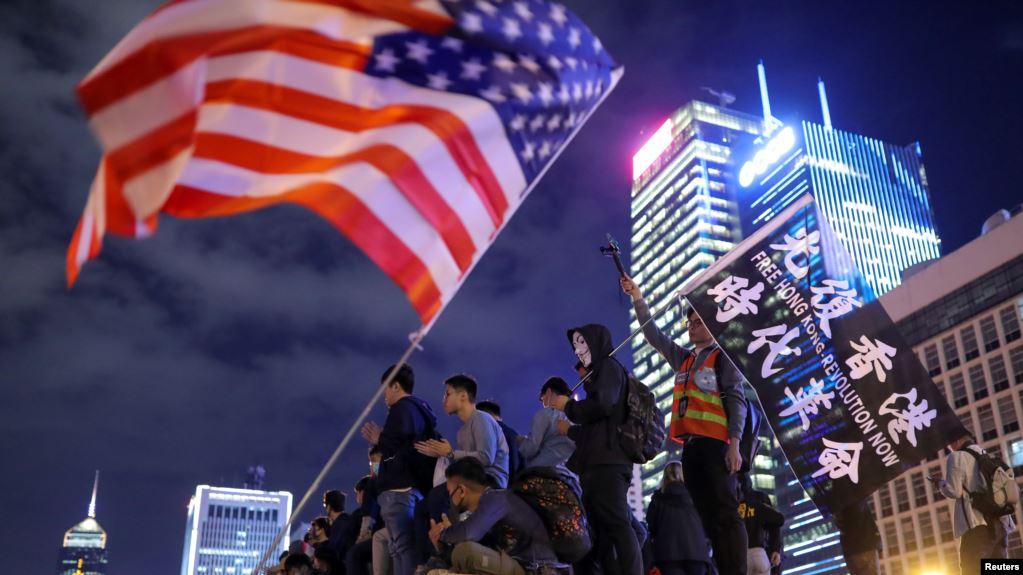 香港民众汇集在中环爱丁堡广场挥舞美国国旗举行感恩节集会。（路透社 2019年11月28日）