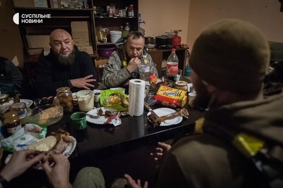 Мурад Путілін (ліворуч) проводить бесіду з бійцем підрозділу на базі у Бахмуті, Донеччина, грудень 2022 року.