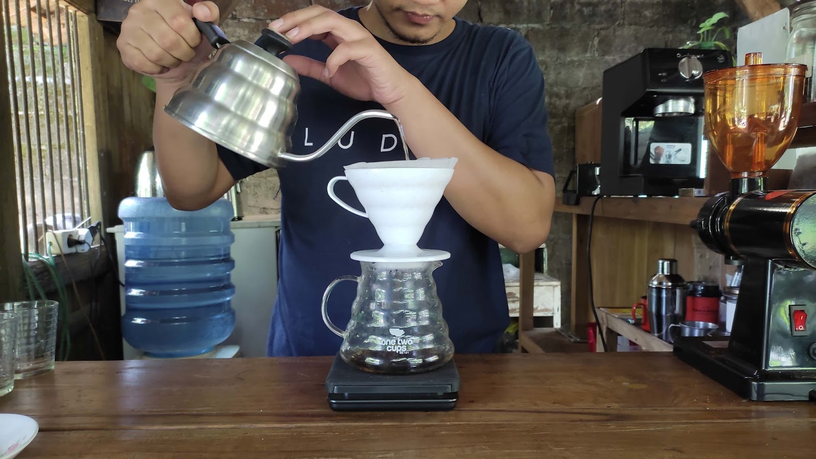 Menyeduh kopi dengan metode pour over