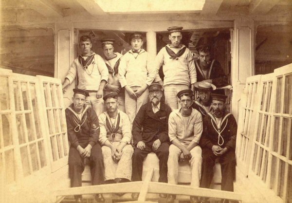 hmsdukeofweelingtoncrew.jpg