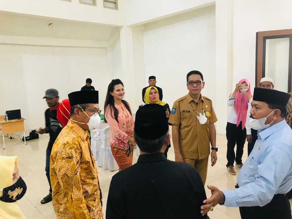 Sebuah gambar berisi orang, dalam ruangan, berdiri, orang-orang

Deskripsi dibuat secara otomatis