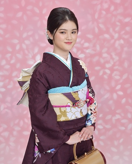茶色の振袖の女性