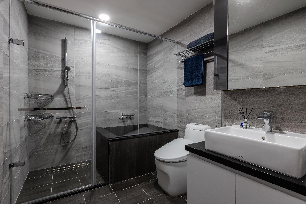 一張含有 浴室, 室內, 牆, 廁所 的圖片<br />
<br />
自動產生的描述