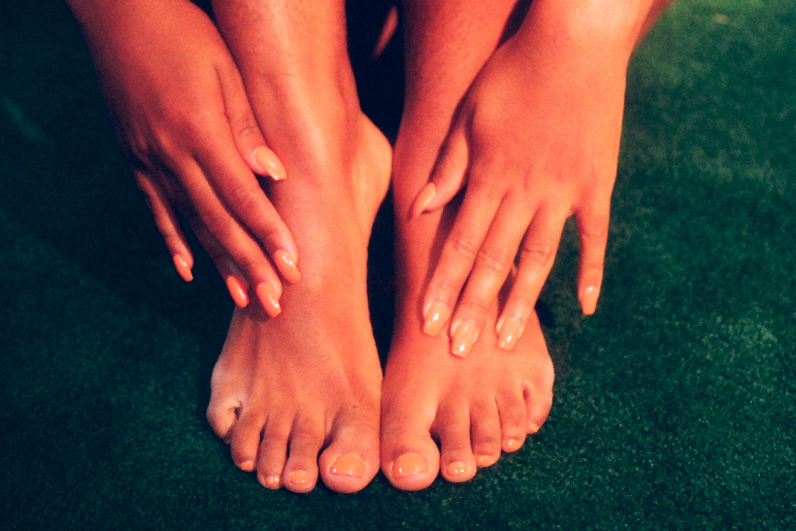 what kills toenail fungus instantly - image of feet in reddish light